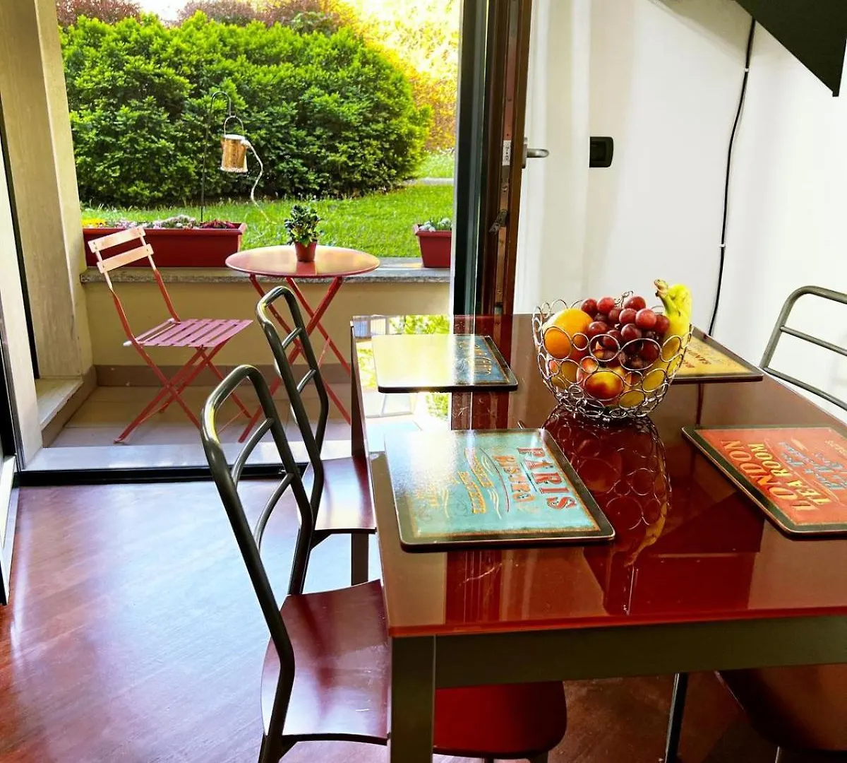 Laura S Garden - Romantic Place And Private Parking Milan Apartment